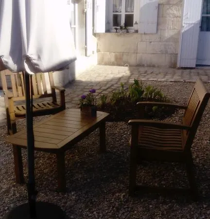 Chambres D'hotes Bleynie-ruine De Rome Bed & Breakfast