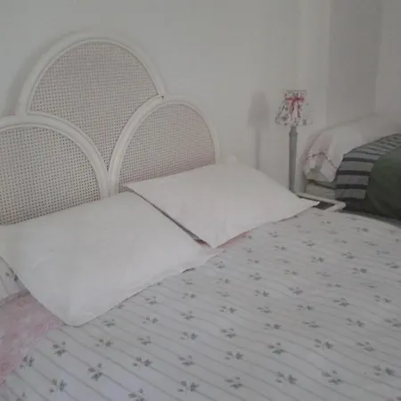 Chambres D'hotes Bleynie-ruine De Rome 2*